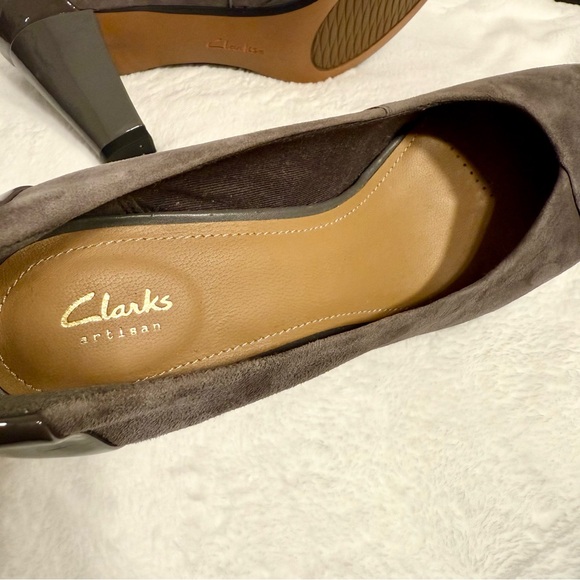 Clarks Chorus Carol Pump Dark Grey Suede/Leather Comb NWOB - Picture 7 of 8